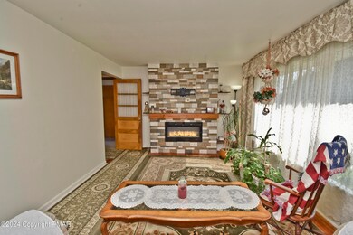 115 Hemlock Rd, Stroudsburg, PA 18360 - photo 3