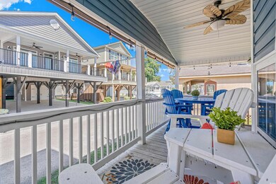 Deck featuring ceiling fan
