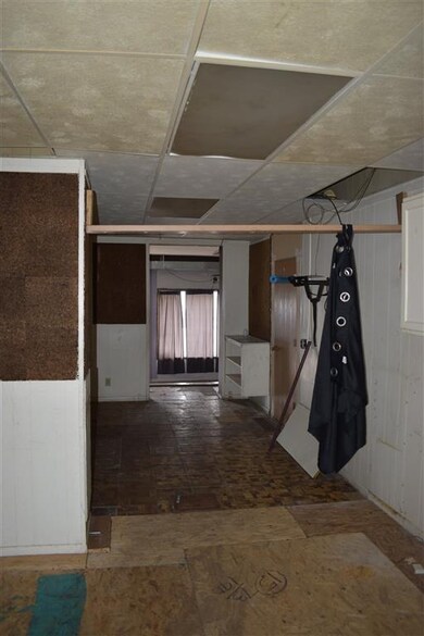 1407 W 4th St, Davenport, IA 52802 - photo 7