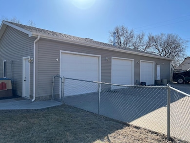 117 W 3rd Ave, Holdrege, NE 68949 - photo 6