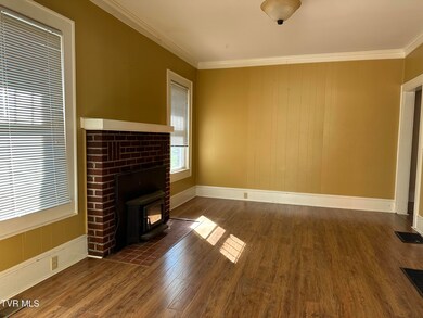 SUNNY GATHERING ROOM