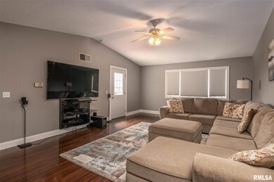 2413 W 54th St unit 9, Davenport, IA 52806 - photo 3