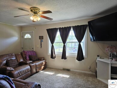 811 Schroeder Dr, Tipton, MO 65081 - photo 3