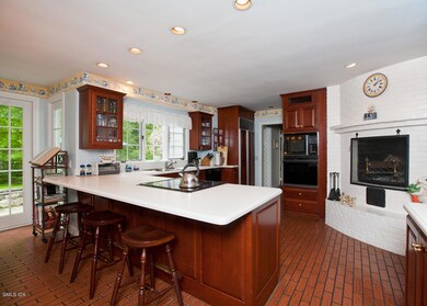 4 KitchenMLS-241BurrStFfld