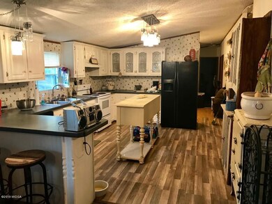 Kitchen & Breakfast Bar