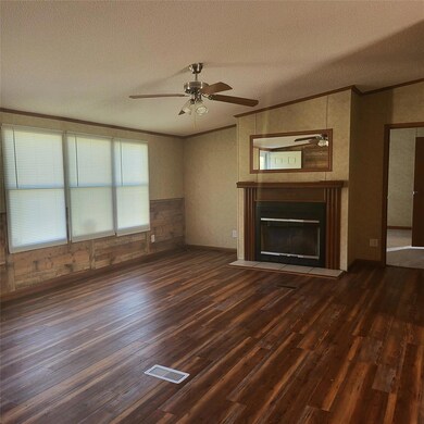Brand new vinyl floors throughout the kitchen, liv