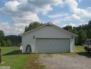 Workshop. Detached workshop/garage