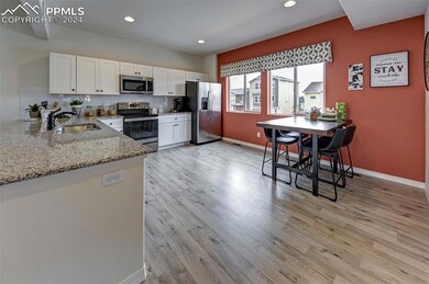 Kitchen featuring tasteful backsplash, white cabin