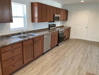 1047 10th Ave SE, Cedar Rapids, IA 52401 - photo 2