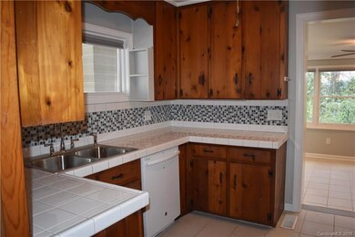 Very clean kitchen, newer appliances, lots of natu