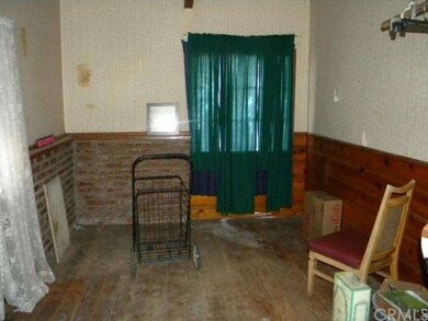 This room could be a 2nd bedroom. There is no clos