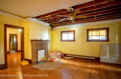 910 W Lenawee Living room
