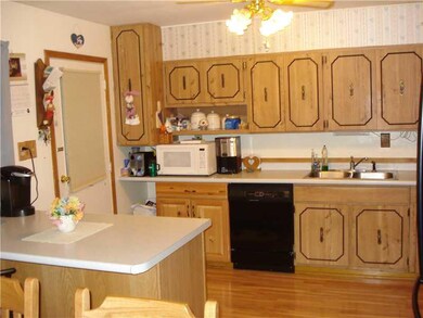 Kitchen. SPARKLING 12X18 EAT-IN KITCHEN FULLY APPL