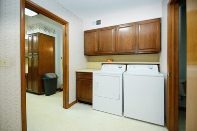 1201 Robinhood Trail-113