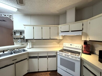 388 S Edgewater Dr, Plant City, FL 33565 - photo 4