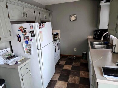 2738 51st St, Des Moines, IA 50310 - photo 7