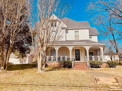Prime location in downtown Selmer.