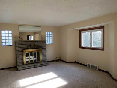 Living Room. BRIGHT LIVING ROOM WITH FIREPLACE, FR