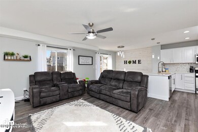 05-Living Room 20220420-DW-4739