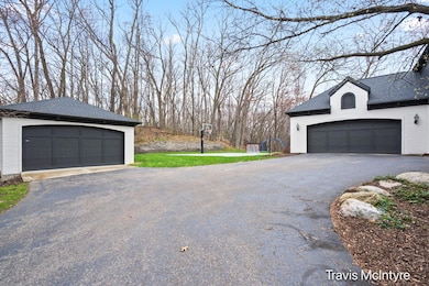 49-web-or-mls-1100 Skyvale-49