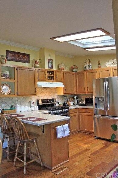 Spacious Modern Kitchen with Stainless Appliances!