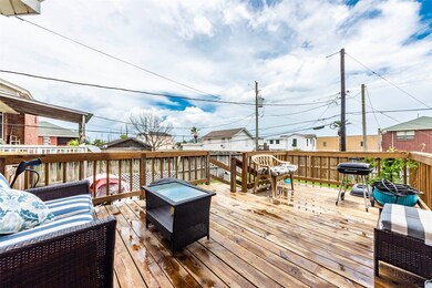 Expansive deck, perfect for entertaining