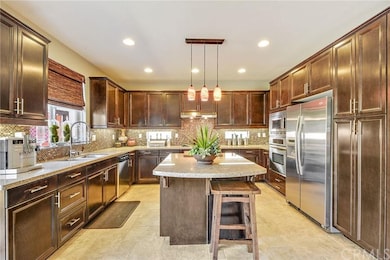 Gourmet kitchen with center island/breakfast bar, 