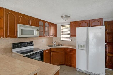 5650 W 26th Ct unit 202, Hialeah, FL 33016 - photo 2