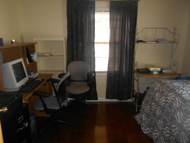 Bedroom on Main<|><|>