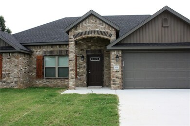 572 Riley Ln, Bethel Heights, AR 72764 - photo 2