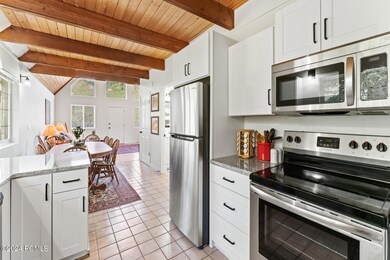 5_kitchen_1800x1200_4132015