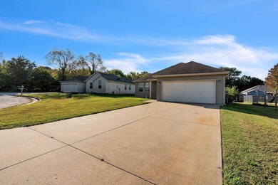 330_W_Summit_St_Aurora_MO_65605_USA-Exte