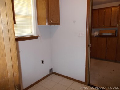 Utility room connecting to garage