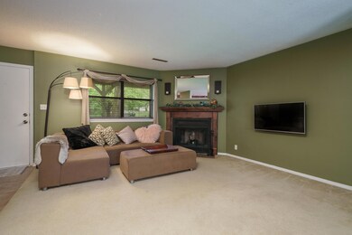 Living Room (c)