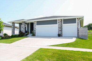 9828 Marnewood Dr, Johnston, IA 50131 - photo 2