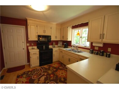 Kitchen - Bright Eat-in Kitchen