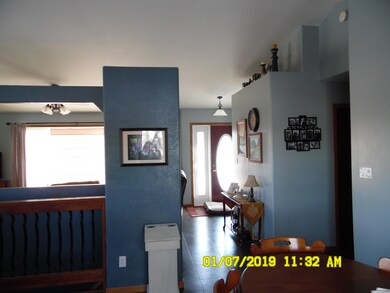 Kitchen to Front Door<|><|>