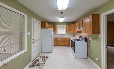 ROOM FOR BREAKFAST AREA IN KITCHEN