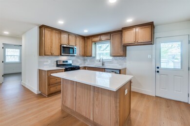 418 Goodyear St, Irving, TX 75062 - photo 5