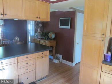 945 Cherry Ln, Southampton, PA 18966 - photo 4