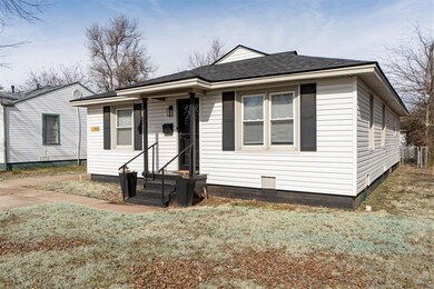 View of front facade featuring a front lawn