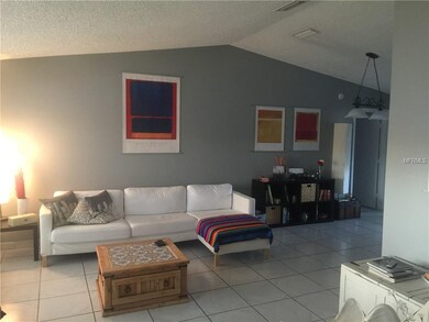 Beautiful and neutral grey walls in the living and