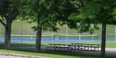 Walking distance to city park: Tennis