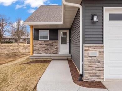 915 Prairie View Dr, West Branch, IA 52358 - photo 4