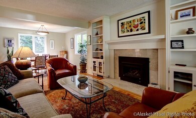 Comfortable Living Room w/gas Fire place