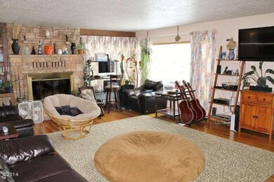 Living Room (640x426)