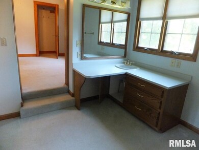 2105 N Myrtle St, Davenport, IA 52804 - photo 7