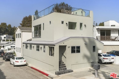 257 Entrada Dr, Santa Monica, CA 90402 - photo 2