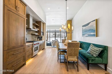 8_Dining-Kitchen_1800x1200_3815850