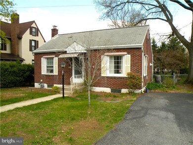 301 Mckinley Ave, Reading, PA 19605 - photo 2